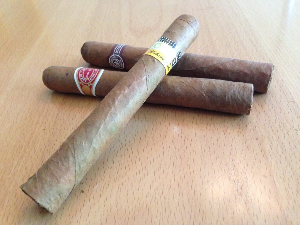 cigar, smoke, havana-329080.jpg
